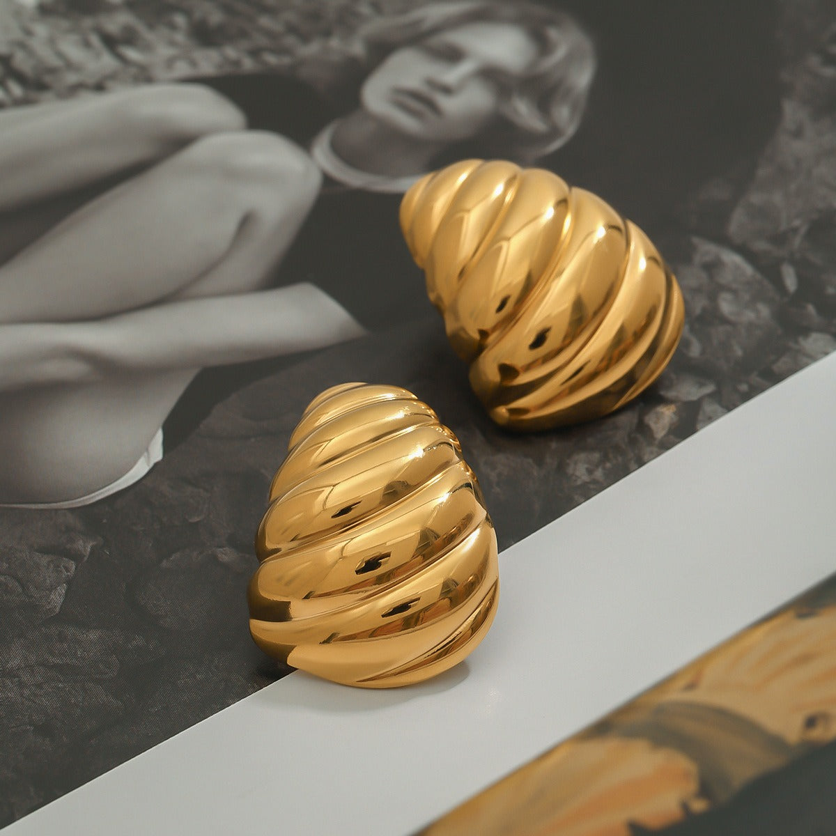 18k gold geometric shape with twill design fashionable and personalized earrings Vera Lux
