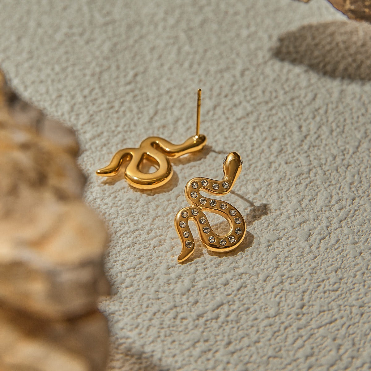 18K gold snake-shaped diamond-studded earrings with exquisite design Vera Lux