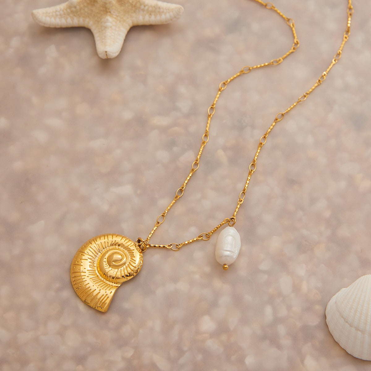 18K gold conch-shaped necklace with pearl design Vera Lux
