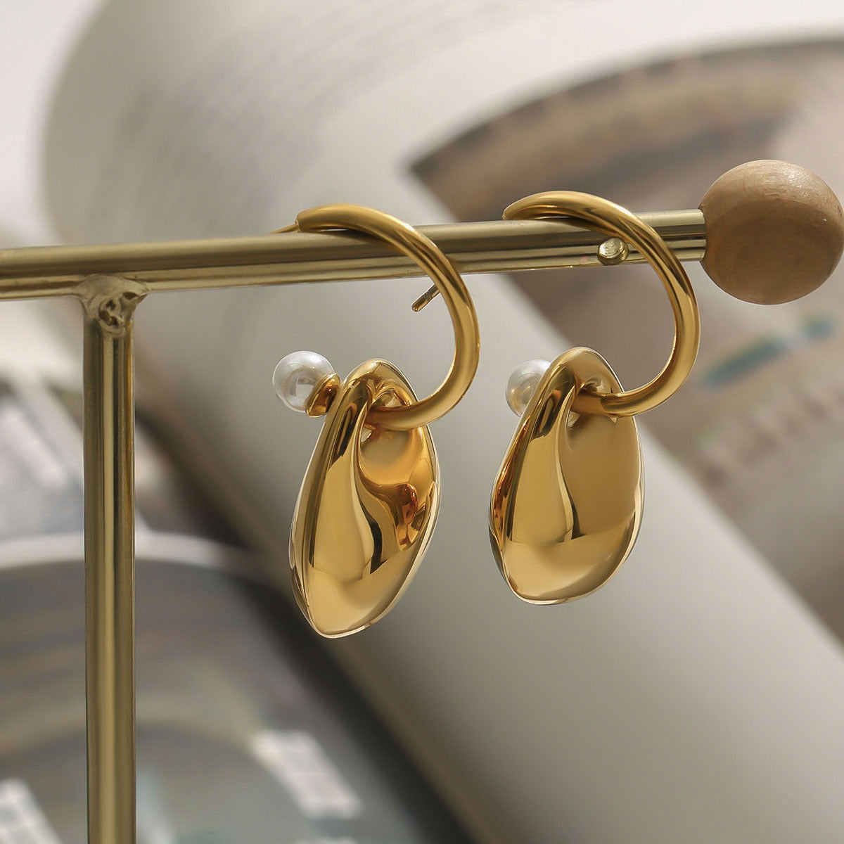 18K gold C-shaped pearl to oval design exquisite and noble earrings Vera Lux
