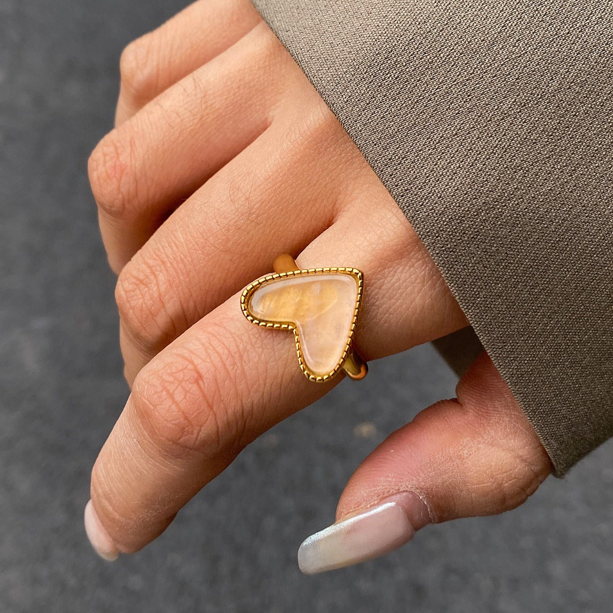 18K gold heart-shaped ring with textured design Vera Lux
