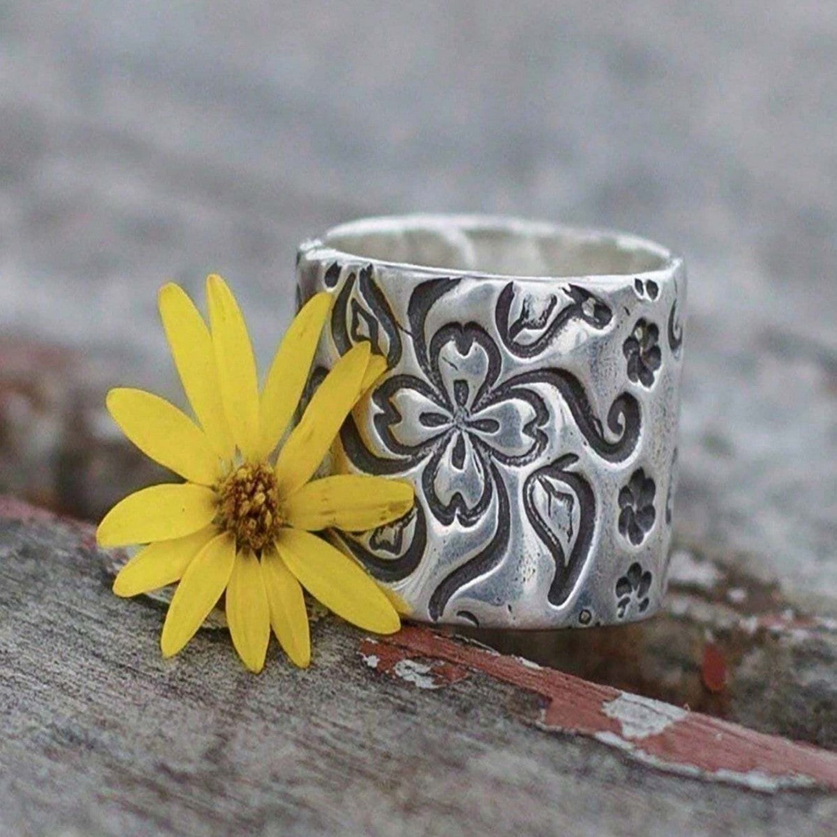 Carved High-end Chic Niche Hand Jewelry Ring Vera Lux