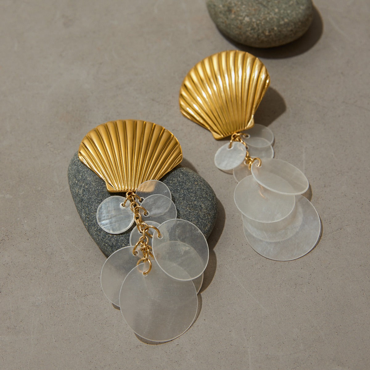 18K gold shell-shaped earrings with round tassel design Vera Lux