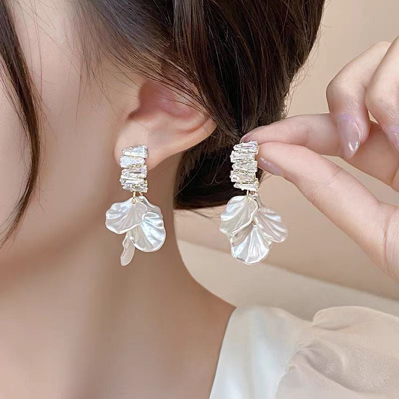 Fashion Bell Golden Ear Buckle Female Vera Lux
