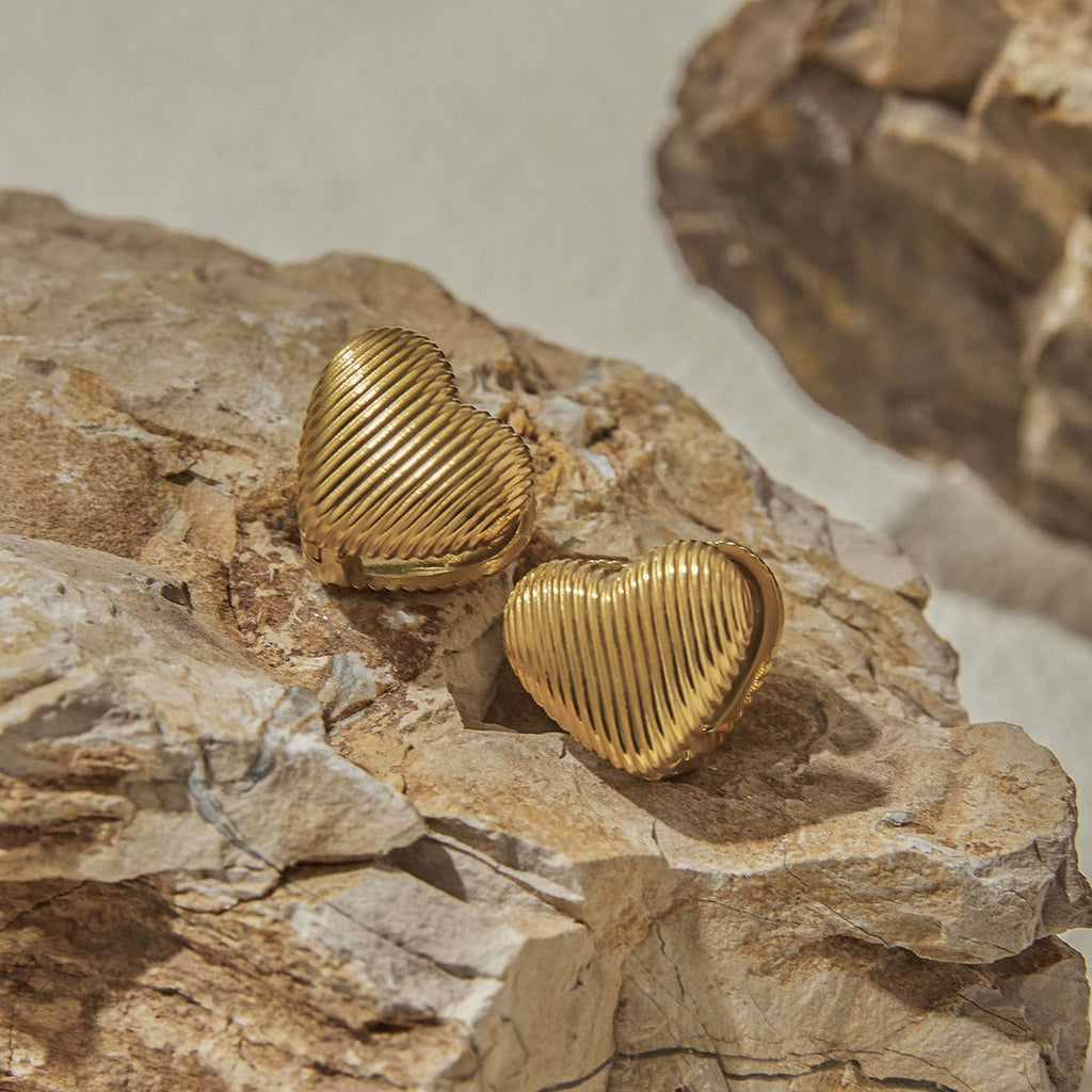 18K gold heart-shaped earrings with textured design, simple and fashionable Vera Lux