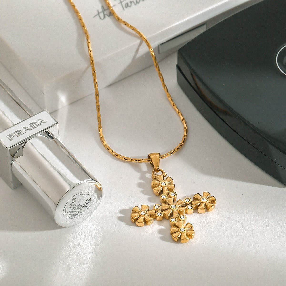18K gold cross with flower-shaped design exquisite and fashionable necklace Vera Lux