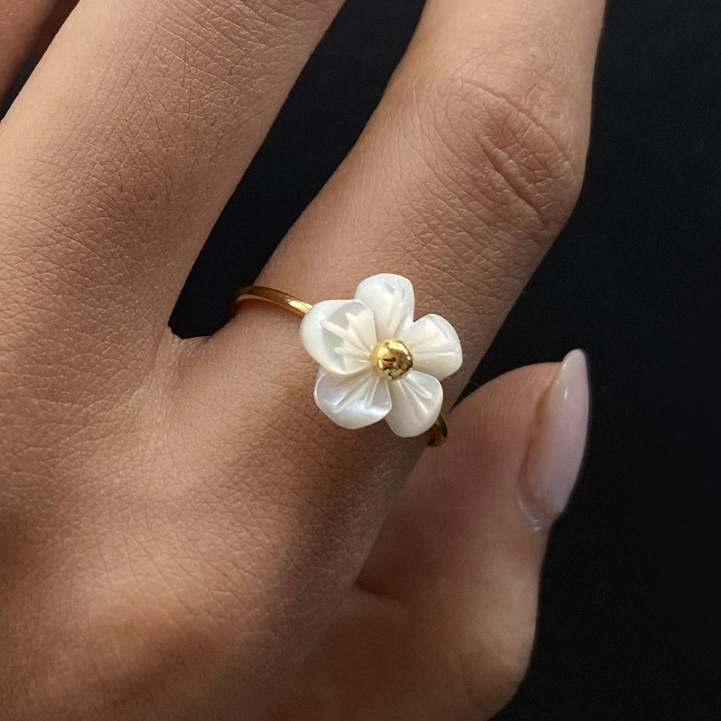 18K gold flower-shaped exquisite and noble ring Vera Lux
