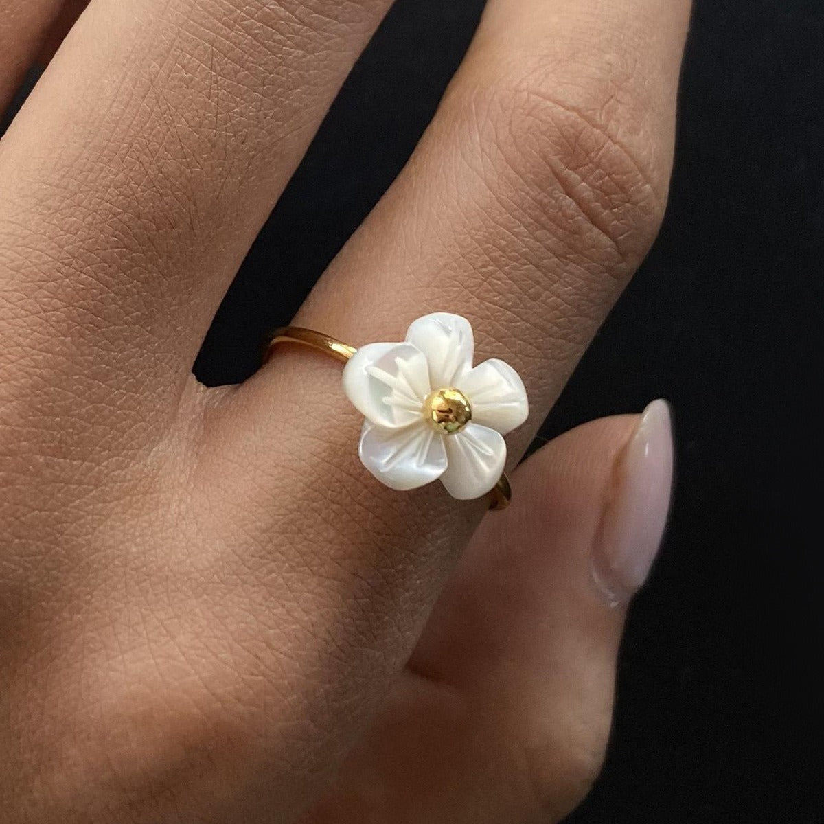 18K gold flower-shaped exquisite and noble ring Vera Lux