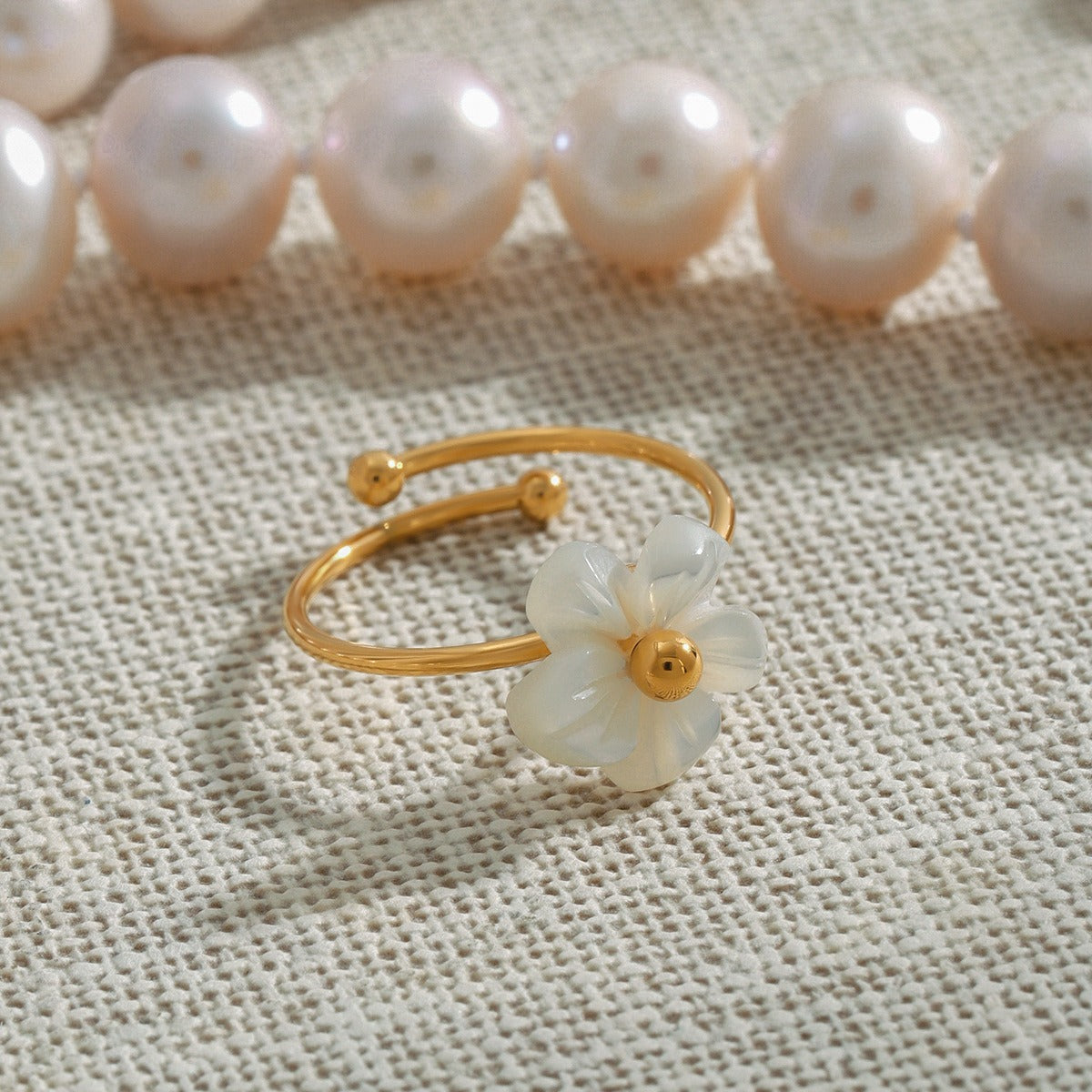 18K gold flower-shaped exquisite and noble ring Vera Lux