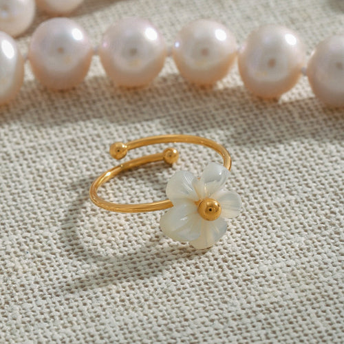18K gold flower-shaped exquisite and noble ring Vera Lux