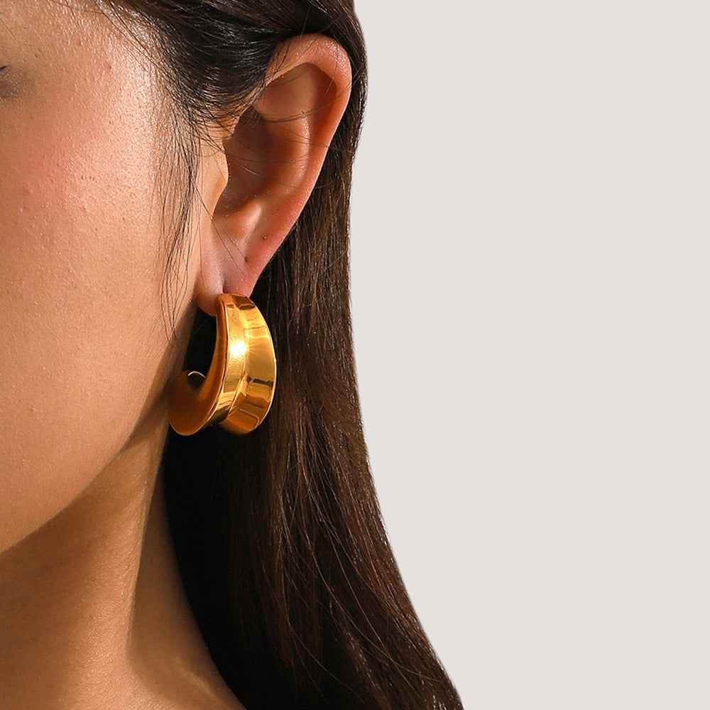 18k gold crescent-shaped design trendy and personalized earrings Vera Lux