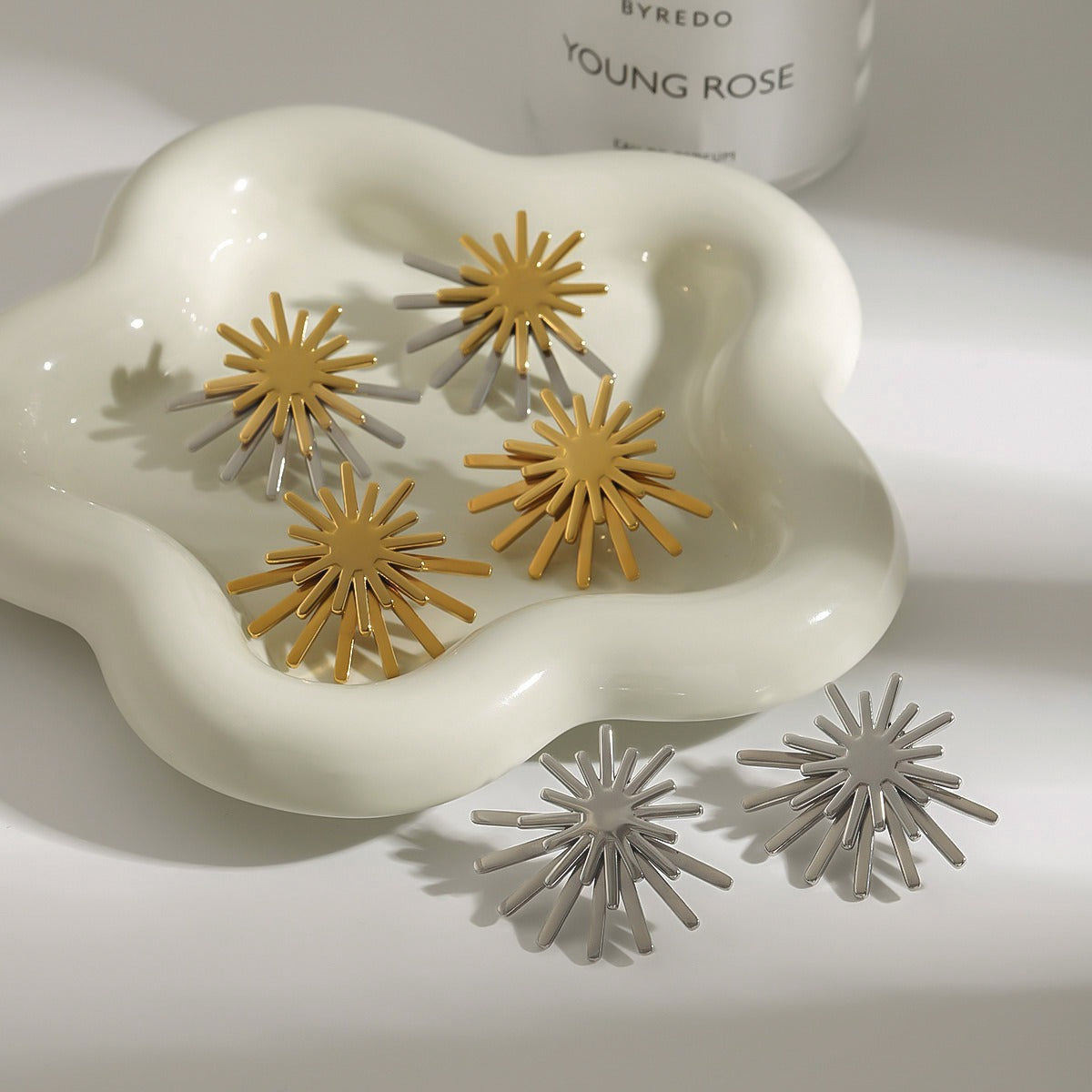 18K gold sun-shaped earrings with simple and elegant design Vera Lux