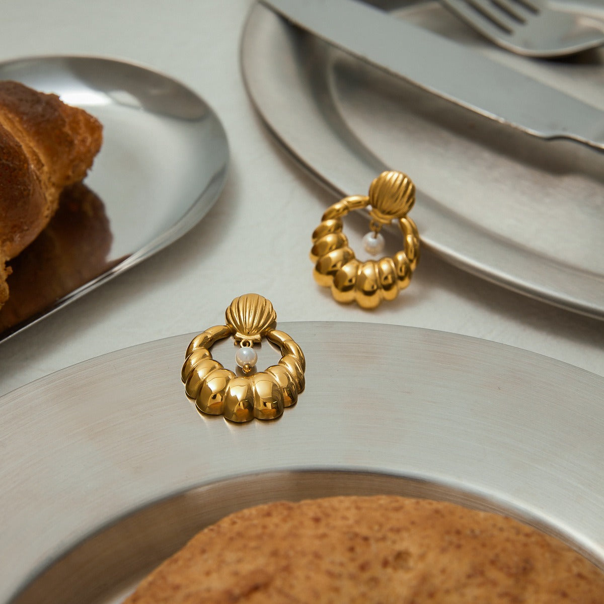 18K gold U-shaped earrings with textured design, exquisite and simple Vera Lux