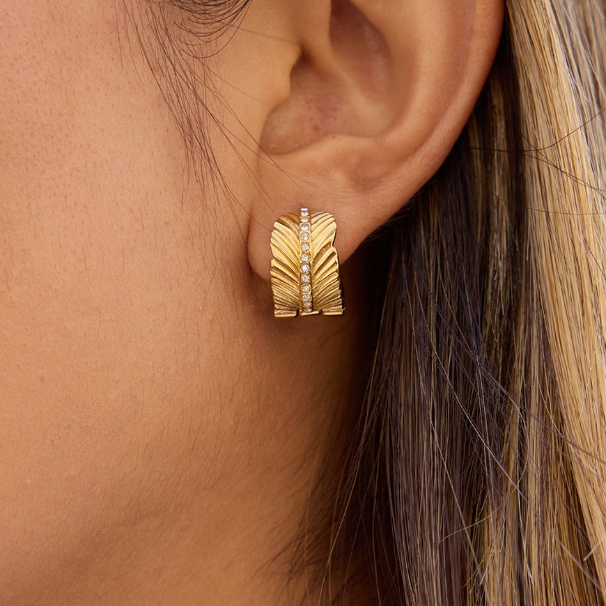 18K gold leaf-patterned stud earrings with white diamonds Vera Lux