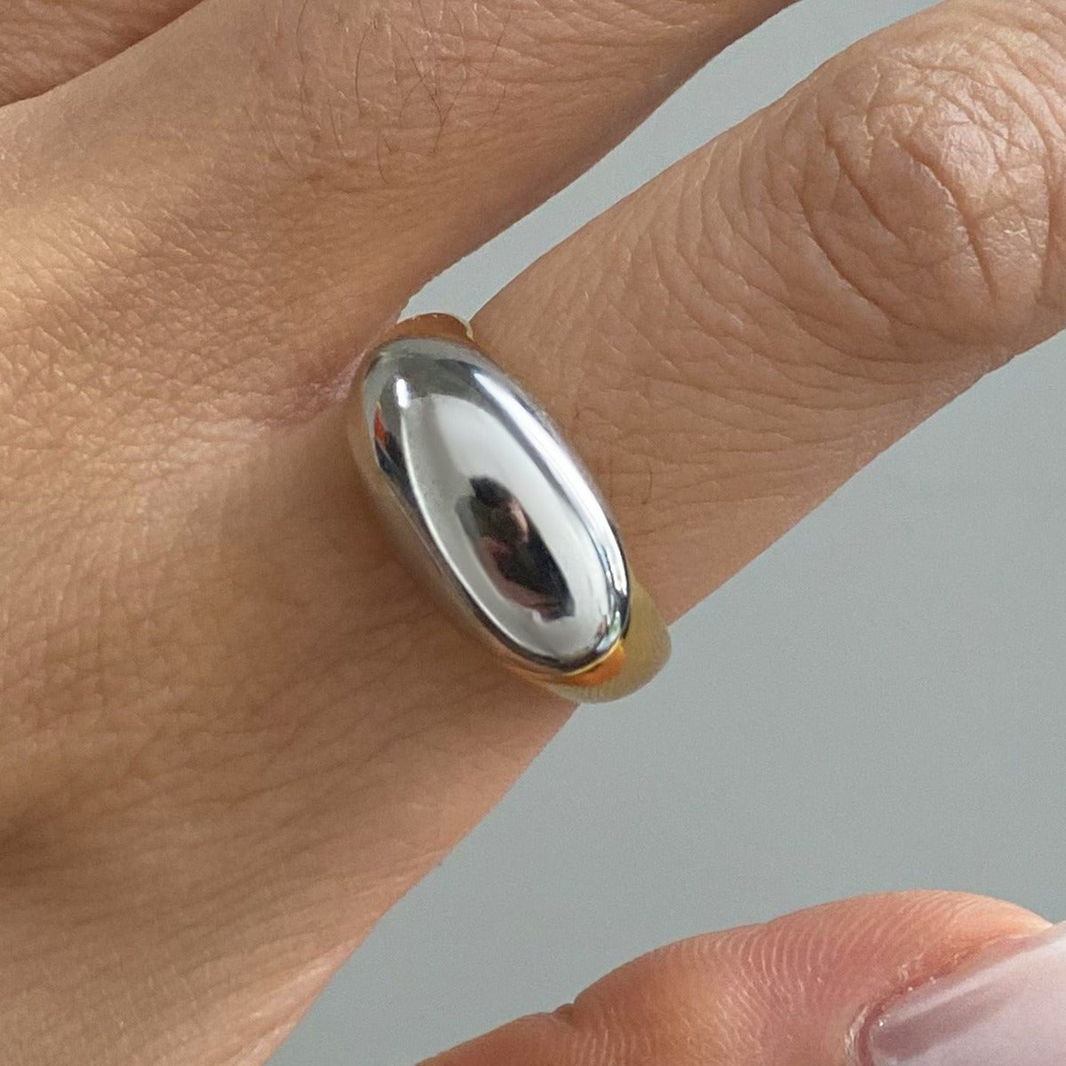 18K gold oval ring with gold and silver color matching design, simple and personalized ring Vera Lux