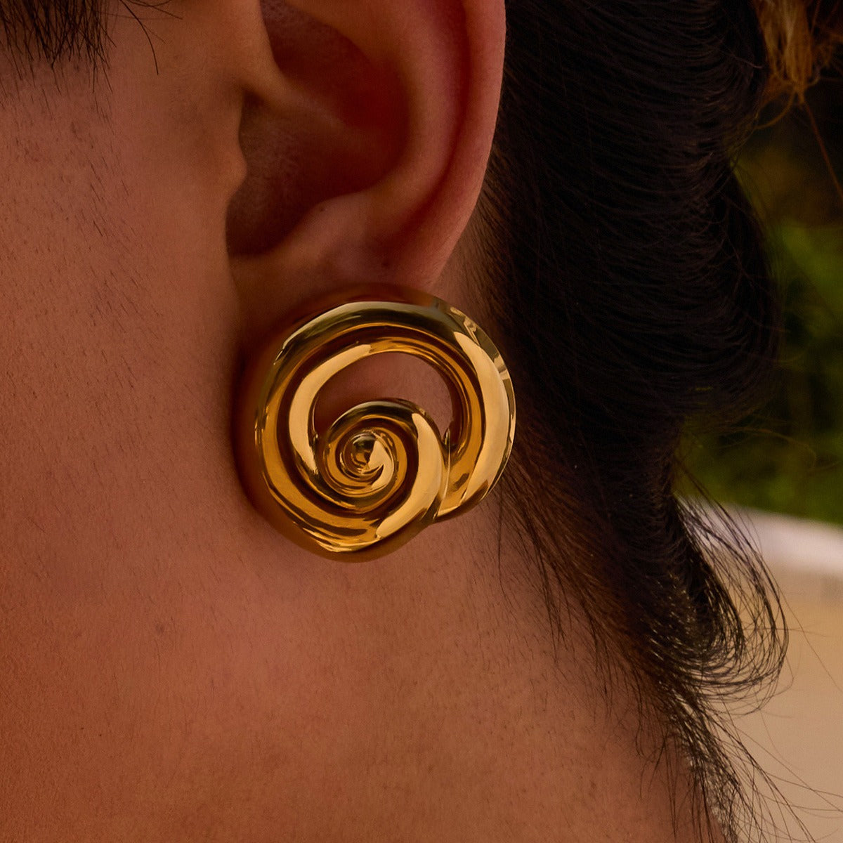 18K gold hollow thread design classic and fashionable earrings Vera Lux