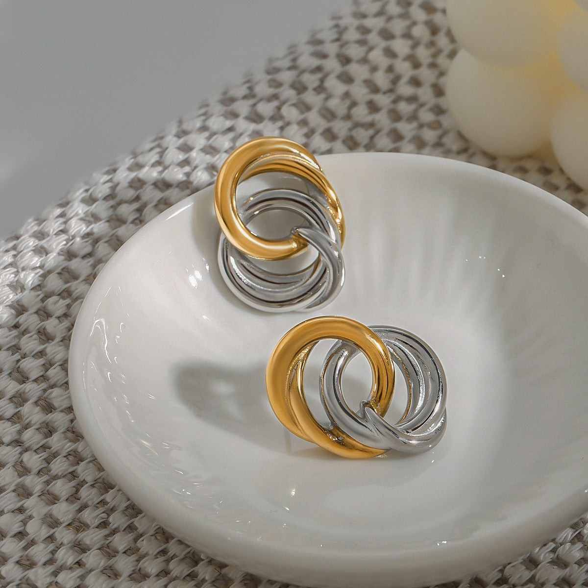 18K gold ring-shaped interlocking earrings with simple personality Vera Lux
